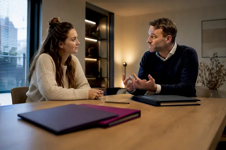 Koper en adviseur bespreken de hypotheekaanvraag