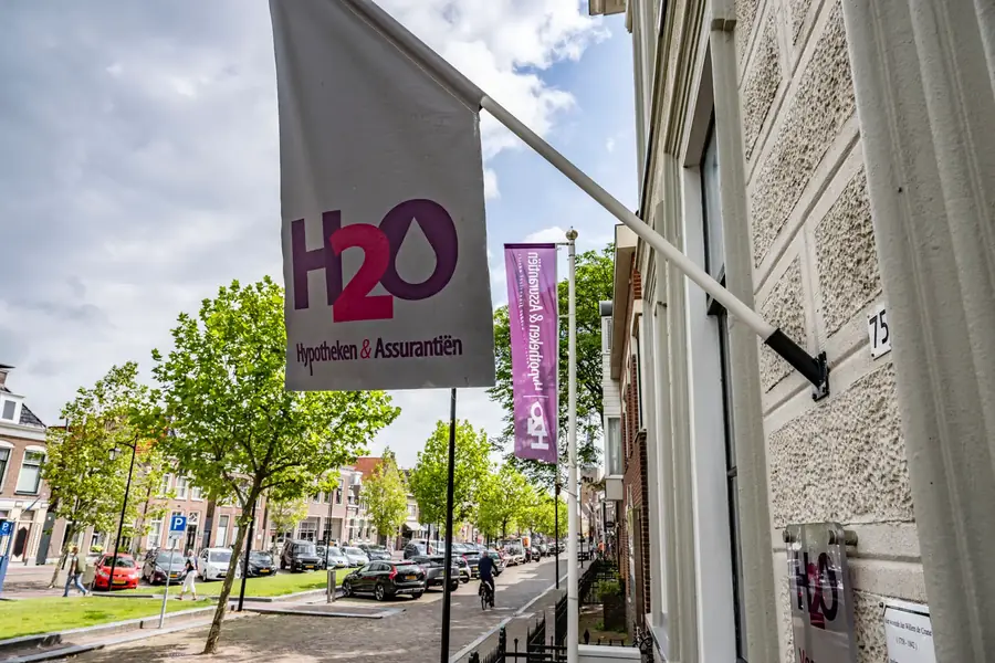 De Voorstraat in Franeker met de vlag van H2O aan de gevel